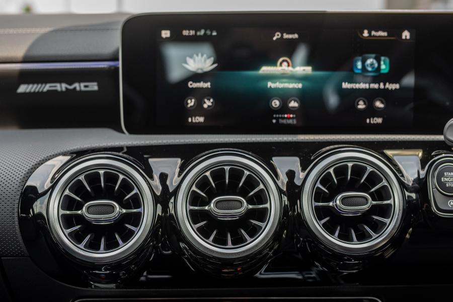 Детали интерьера Mercedes-AMG A35 4Matic Edition 1 (W177) 2019 года  (JP) (фото 48 из 57)